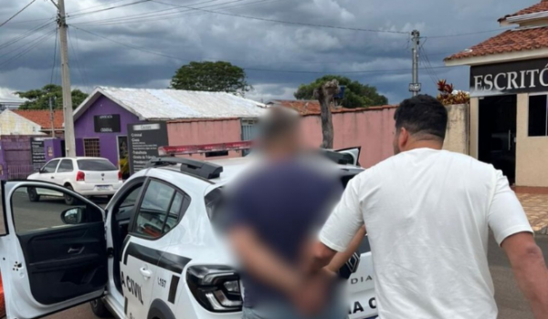 Homem é preso em flagrante ao chegar na delegacia após agredir companheira em Rio Verde