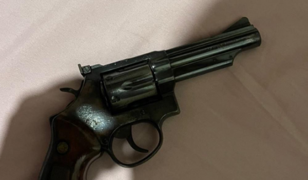 Homem é preso por ameaçar ex-companheira e manter arma ilegal no bairro Maurício Arantes