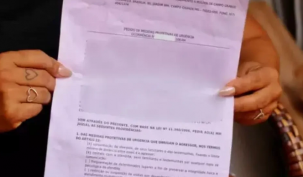 Homem rasga medida protetiva e enfia o papel na boca da vítima em MS
