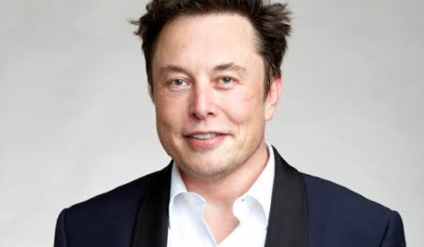 Idosa perde R$ 150 mil em golpe e quase vende casa ao acreditar estar namorando Elon Musk