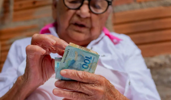 Idosos de baixa renda podem receber benefício de R$ 1.518 além da aposentadoria; entenda