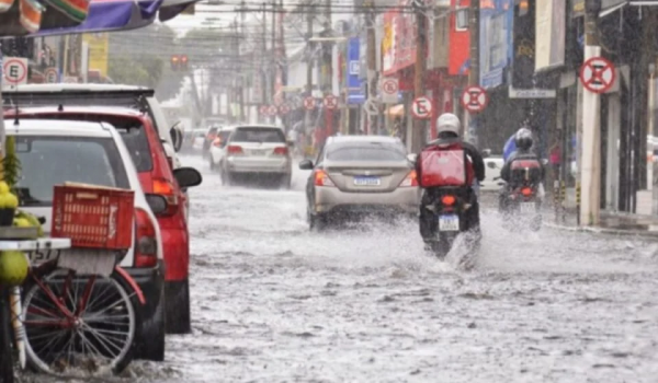 Goiás entra em alerta para alto volume de chuva e ventos de 70 km/h neste sábado (27)