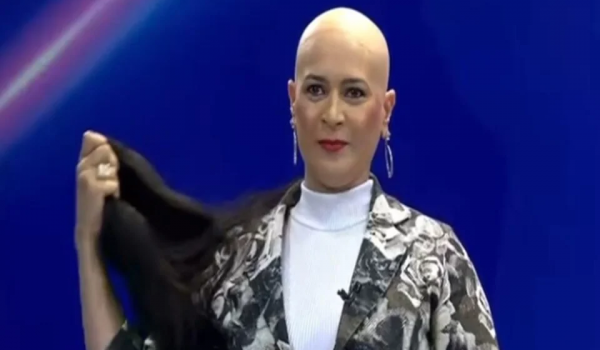 Apresentadora de TV diagnosticada com câncer tira peruca ao vivo durante jornal