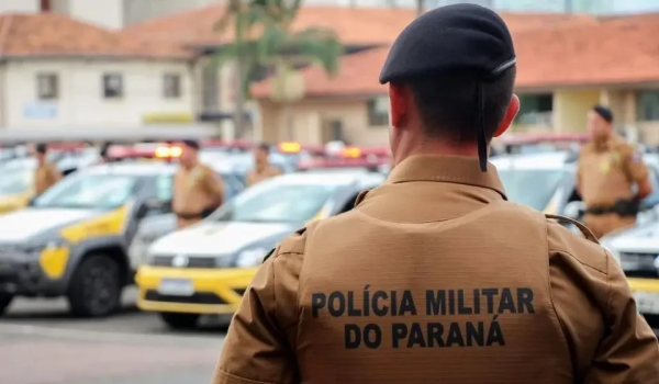 Mulher aperta seio e joga leite materno em policial, no Paraná