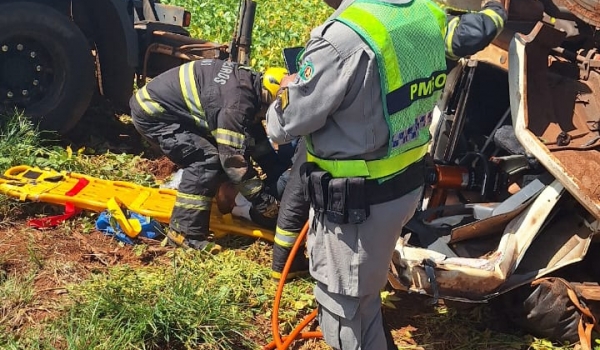 Acidente na GO-174, carreta tomba e motorista fica ferido