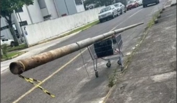 Homem rouba poste de metal, com um carrinho de supermercado