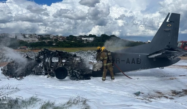 Avião da PF cai no Aeroporto da Pampulha e mata dois policiais