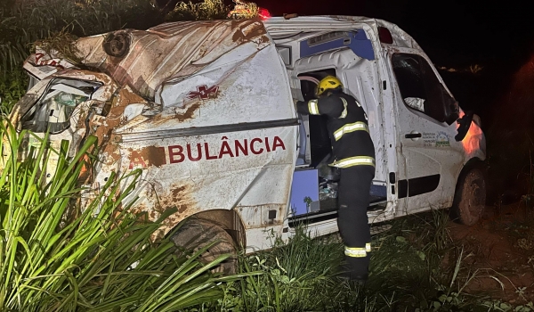 Ambulância de Chapadão do Céu capota e deixa feridos na BR-060 próximo a Rio Verde 