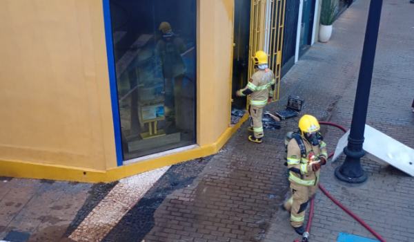 Incêndio atinge agência de viagens no Centro de Rio Verde na manhã deste sábado (17)