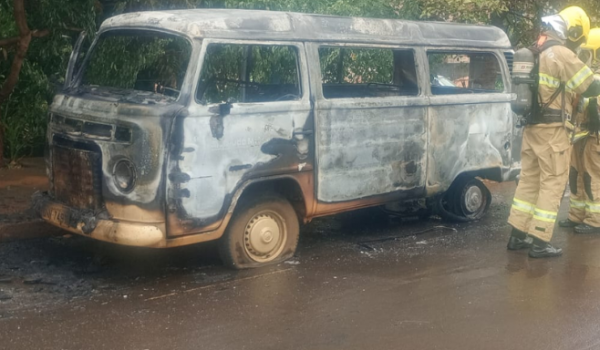 Incêndio atinge Kombi no Jardim Presidente, em Rio Verde