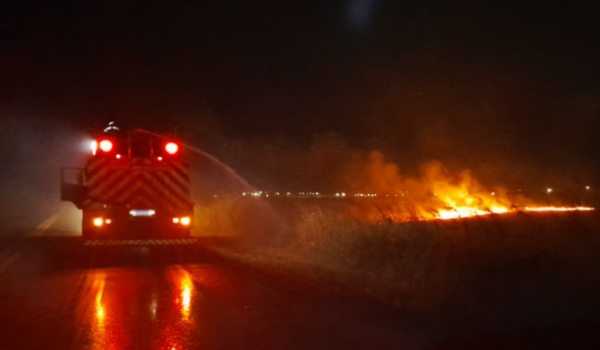 Incêndio atinge área de 166 mil m² próxima do aeroporto durante a madrugada em Rio Verde