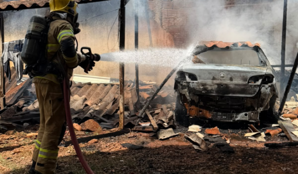 Incêndio destrói veículo e danifica garagem de residência Santo Antônio de Lisboa, em Rio Verde