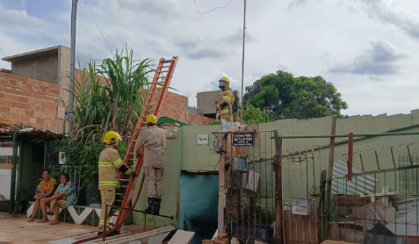 Incêndio em residência mobiliza Bombeiros na Vila Olinda, em Rio Verde