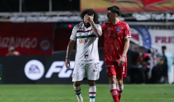 Marcelo, do Fluminense, se pronuncia após pisão acidental em argentino: 'Momento difícil'