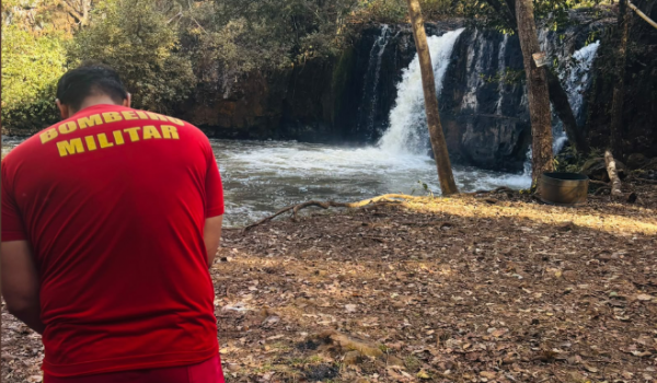 Jovem de aproximadamente 22 anos morre afogado em cachoeira na zona rural de Rio Verde