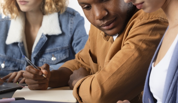 Coluna Cairo Santos: AGORA É LEI, ALUNOS DO ENSINO MÉDIO RECEBERÃO BOLSAS PARA CONTINUAR NA ESCOLA