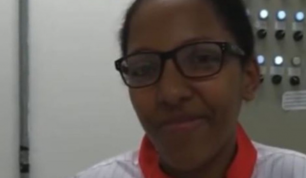 Justiça condena drogaria a indenizar ex-funcionária vítima de racismo no 1º dia de trabalho