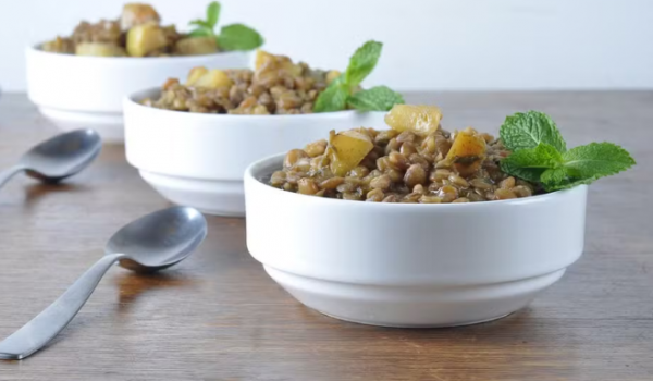 Pular ondas, usar branco e comer lentilha: por que fazemos isso no Ano-Novo