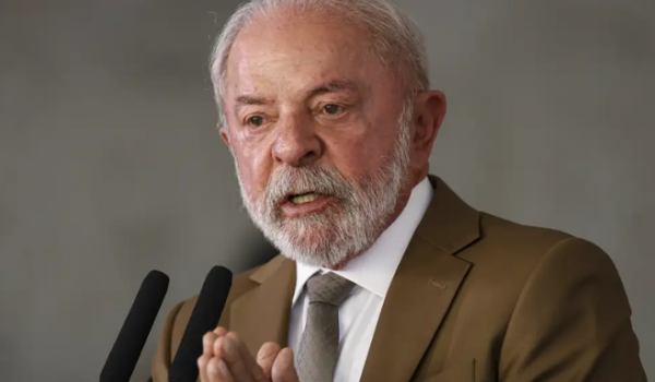 A menos de duas semanas do segundo turno, Lula anuncia R$ 5,2 bi em benefícios para reduzir preço dos combustíveis