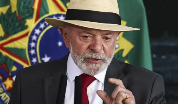 Em reunião com ministros, Lula admite que pode não disputar reeleição 