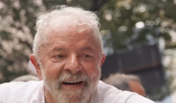 Lula recebe alta após passar por procedimento na laringe