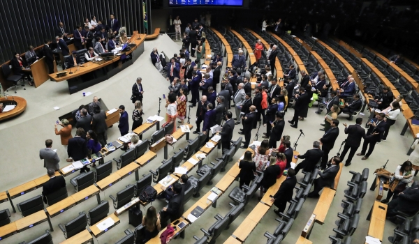 Congresso derruba dois vetos do presidente, em pautas sensíveis na briga entre os poderes