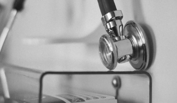 Maioria dos cursos de medicina em Goiás recebem nota insatisfatória no Enamed