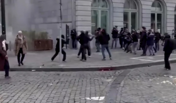 Manifestantes contra acordo do Mercosul atacam polícia com bombas na Bélgica