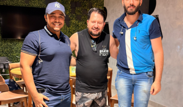 Marrone, da dupla com o Bruno solta a voz em bar no Parque Laranjeiras, em Rio Verde