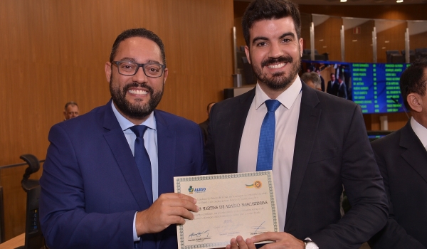 Matheus Mascarenhas da Líder 95FM recebe homenagem da Alego durante centenário do Rádio