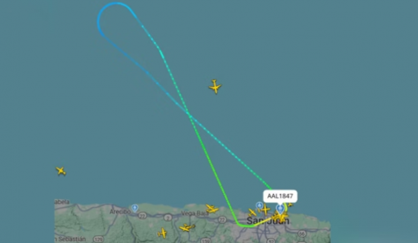 Avião retorna após mulher ler 