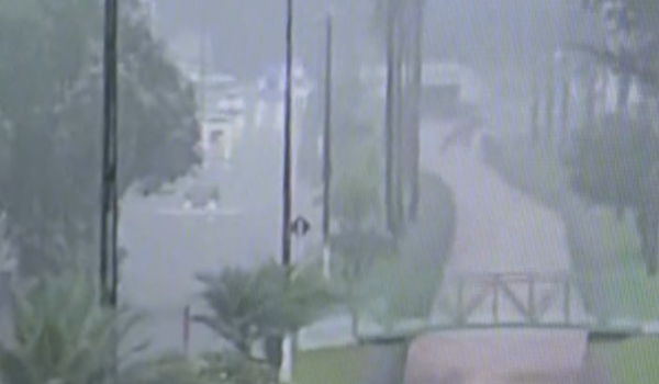 Mesmo com alerta, motoristas ignoram risco e enfrentam alagamentos em Rio Verde