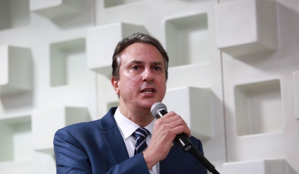 Ministro da Educação divulga aumento do piso dos professores para R$ 4.420,55