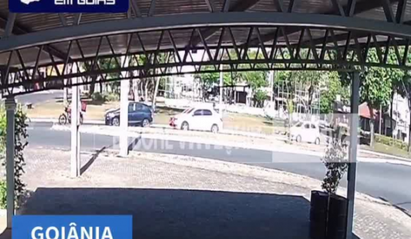 Momento que caminhonete desgovernada causa engavetamento com seis veículos em Goiânia