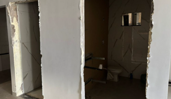 Homem é levado à delegacia após danificar imóvel durante cumprimento de despejo em Rio Verde