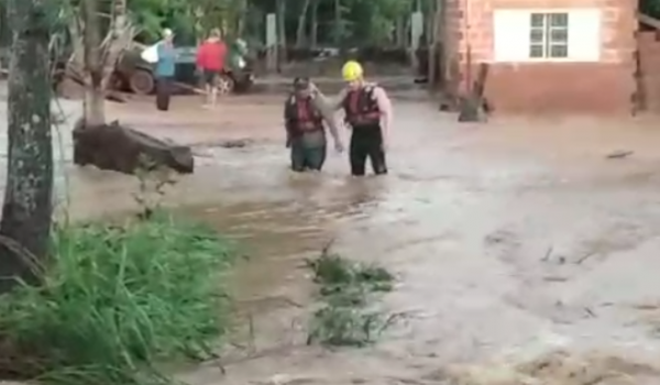 Moradores ilhados são resgatados em rancho devido a cheia do córrego Boa Vista