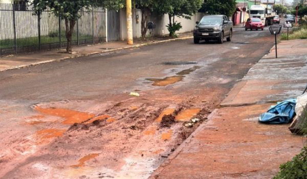 Moradores reclamam de buraco e lama após manutenção em rua do bairro Santo Agostinho, em Rio Verde