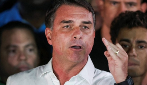 Moraes determina cancelamento de passaportes de Flávio Bolsonaro e proíbe saída do país