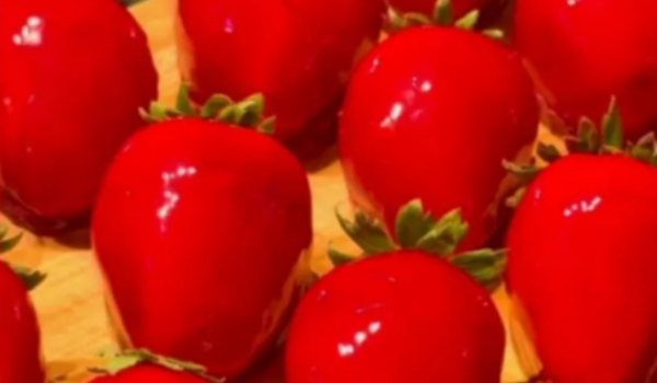 Morango do amor viraliza nas redes e vira o novo queridinho das docerias