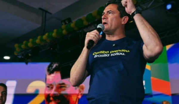 Moro afirma que não há normalidade institucional e avalia como compreensível eventual saída de Flávio Bolsonaro do país