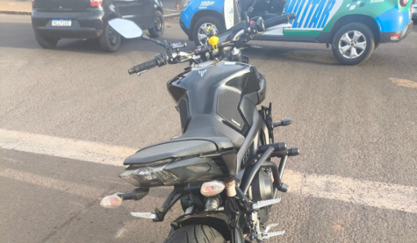 Motocicleta com escapamento irregular e causando barulho é registrado no Bairro Popular, em Rio Verde