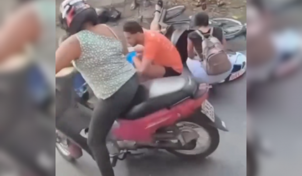 Motociclista cai ao tentar observar acidente com ciclista, em MG
