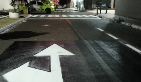 Motociclista com CNH suspensa foge de bloqueio, quase atropela agente de trânsito e acaba preso em Rio Verde