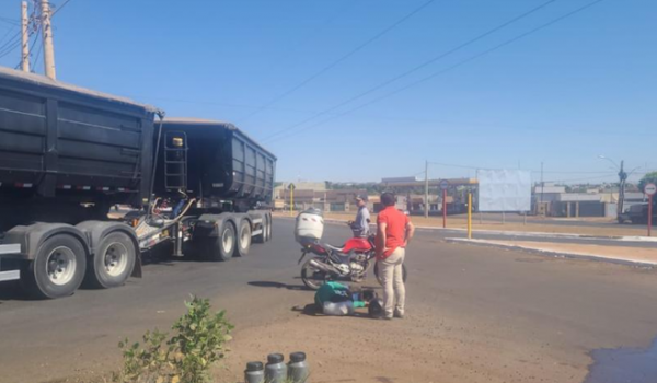 Motociclista fica ferido após colisão com carro no Residencial Veneza