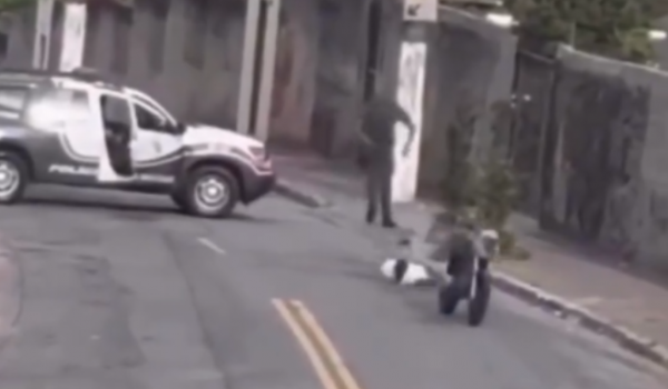 Motociclista é preso após tentar furar bloqueio da PM em avenida de São Paulo