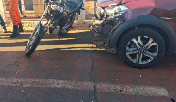 Motociclista sem CNH fica ferido após colisão com carro no Jardim Bela Vista, em Rio Verde