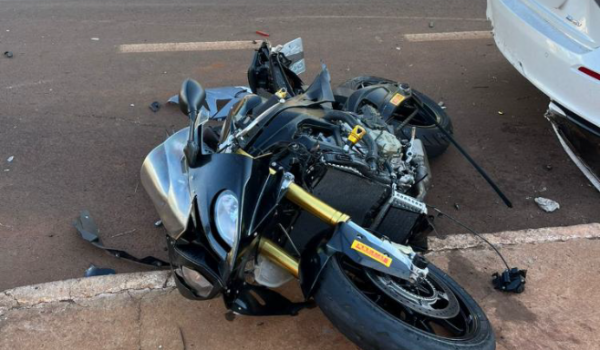 Motociclista sofre fratura ao colidir em veículos na Avenida Brasília, em Rio Verde