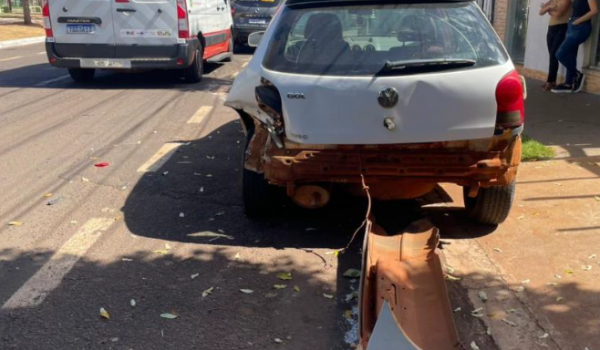 Motorista colide contra carro estacionado no Setor Morada do Sol e vai parar no hospital em Rio Verde