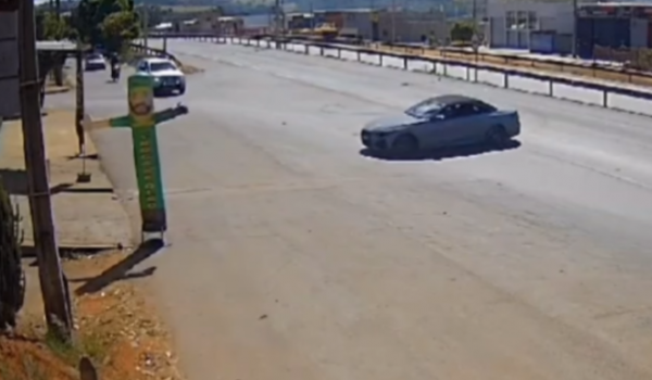 Motorista de BMW é flagrado fazendo manobras perigosas na BR-153, em Anápolis