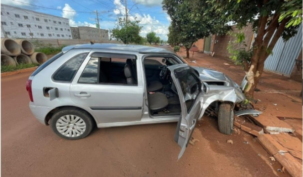 Motorista embriagado colide em árvore no Bairro Nilson Veloso, em Rio Verde